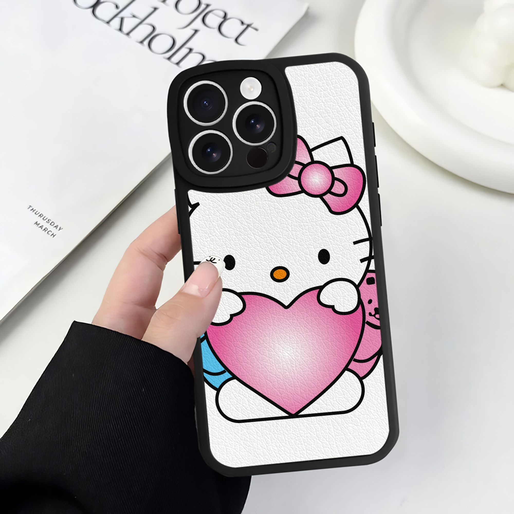 （画像用） Hello Kitty ハローキティ 【iPhone 16シリーズ対応】シリコンスマホケース（レザー調） 材質：シリコン